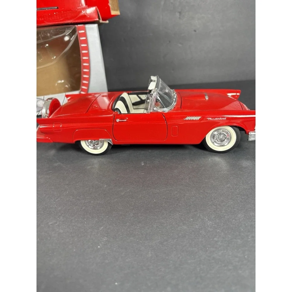 Road Signature Leather Series 1957 Ford Thunderbird Convertible Red 1:18